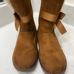 Magellan Outdoors  Kids Classic Bow Slip on Boots